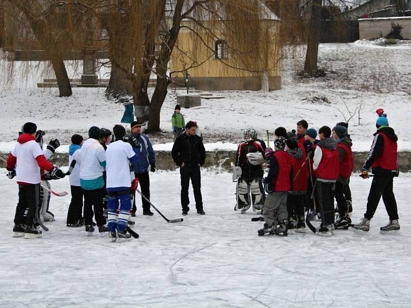 Hokejisté se na lašťanském rybníku utkali v prvním ročníku hokejových her Winter classic games.