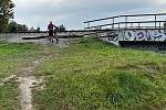 Hazard cyklistů na rychlíkové trati mezi Olomoucí a Štěpánovem. Jedním z míst, kde nejčastěji přenášejí kola, se nachází u mostku přes Trusovický potok. Právě tudy povede podchod.