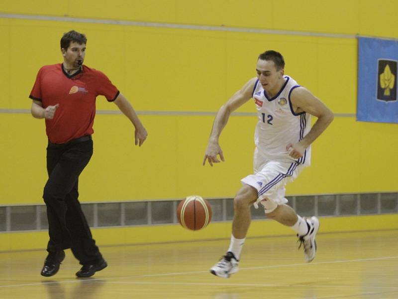 Olomoučtí basketbalisté (v bílém) proti Zlínu