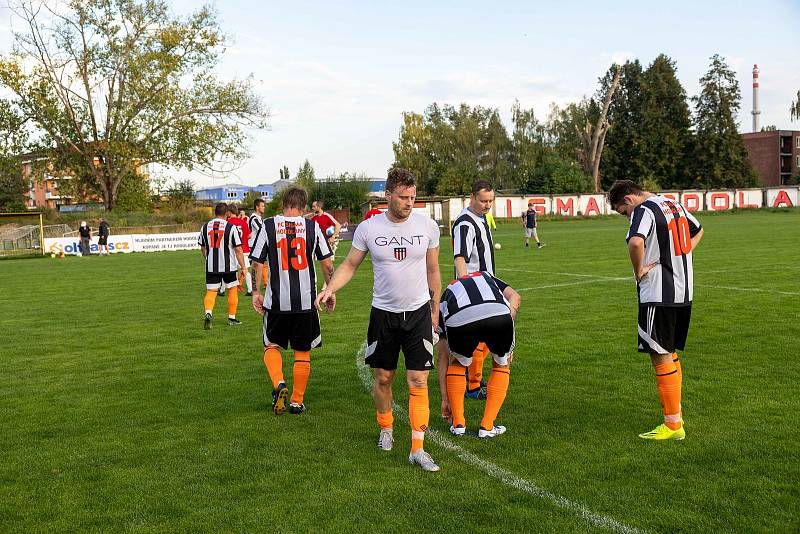 Fotbalisté Hodolan (v pruhované) porazili Červenku 5:1