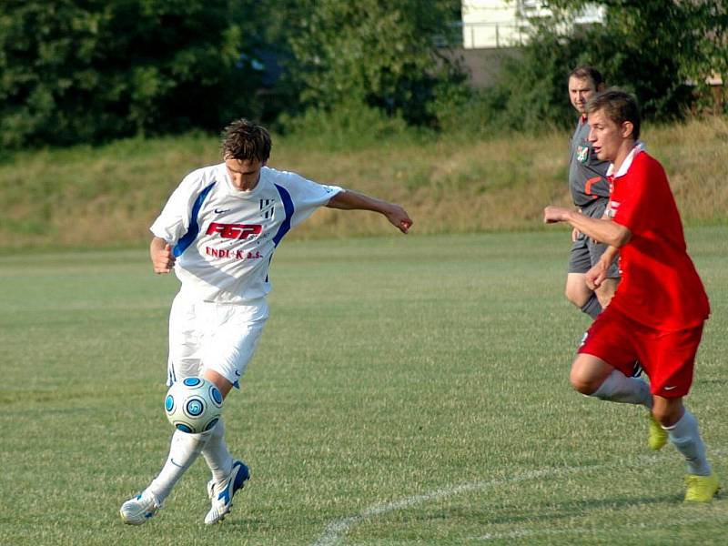 Fotbalisté Holice (v bílém) proti Konici