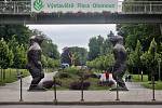 Festival Sculpture Line v Olomouci - dvě sochy lidoopů autora Liu Ruowang s názvem Original Sin u vstupu do Smetanových sadů