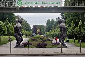 Festival Sculpture Line v Olomouci - dvě sochy lidoopů autora Liu Ruowang s názvem Original Sin u vstupu do Smetanových sadů