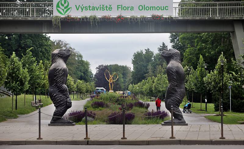 Festival Sculpture Line v Olomouci - dvě sochy lidoopů autora Liu Ruowang s názvem Original Sin u vstupu do Smetanových sadů