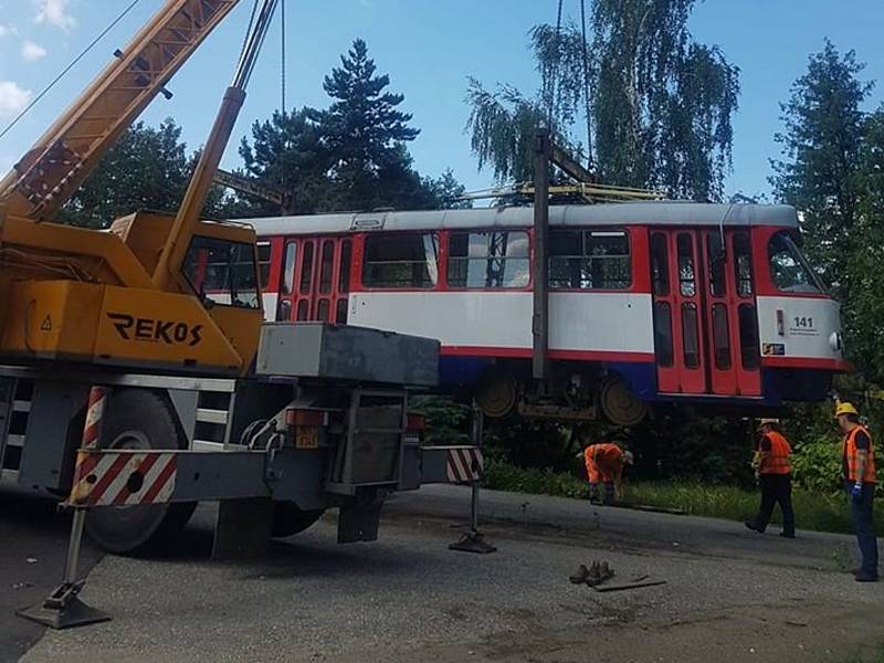 Odvážení tramvají z parkoviště v Legionářské ulici v Olomouci, 23. 6. 2020