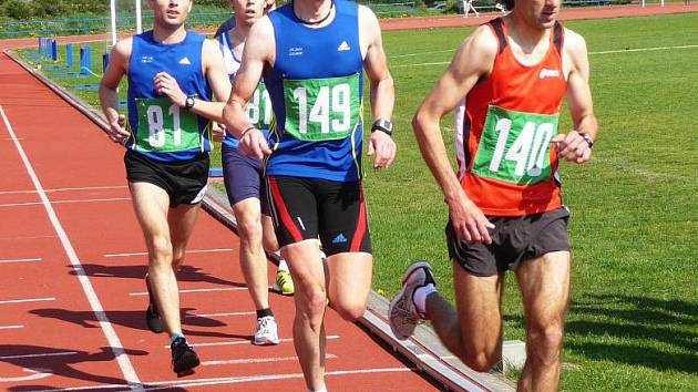 Vedoucí skupina závodníků probíhá atletickým stadionem. Zvítězil Vymazal (č. 81) před Martínkem (č. 140), na třetím místě doběhl Kučera (149)