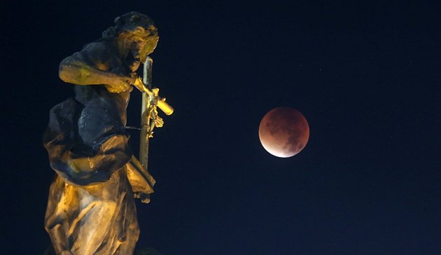 Krvavý měsíc nad Sloupem Nejsvětější Trojice na Horním náměstí v Olomouci