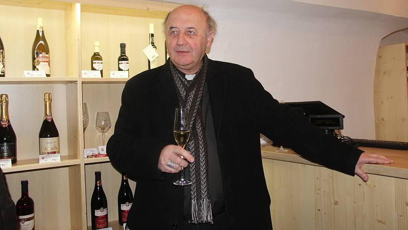 Olomoucký arcibiskup Jan Graubner na otevření prodejny Arcibiskupského zámeckého vína v Olomouci
