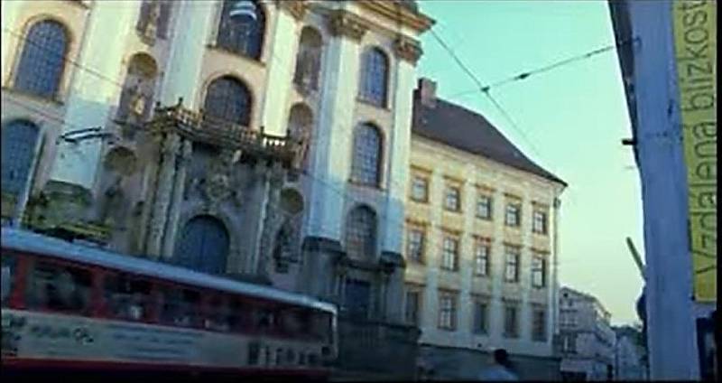 Screen z filmu Bloudím. Náměstí Republiky a pohled na kostel Panny Marie Sněžné