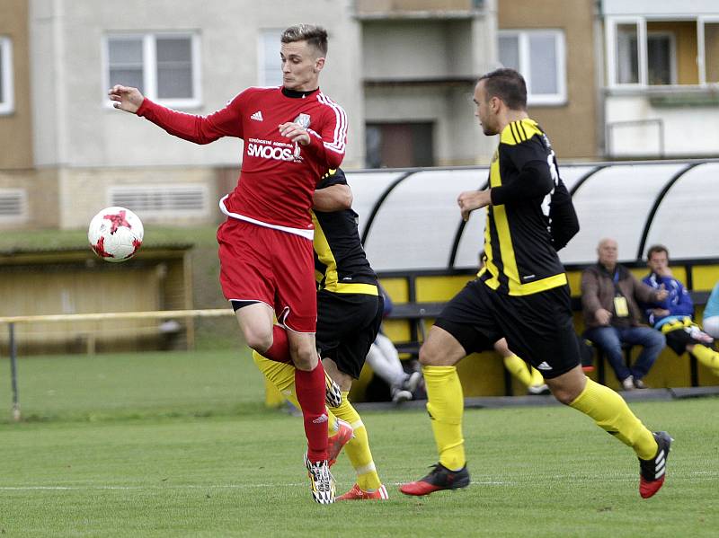 Fotbalisté Nových Sadů (v černo-žlutém) podlehli Ústí 0:7