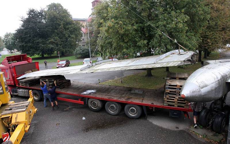 Rozebírání olomouckého letadla Tu-104