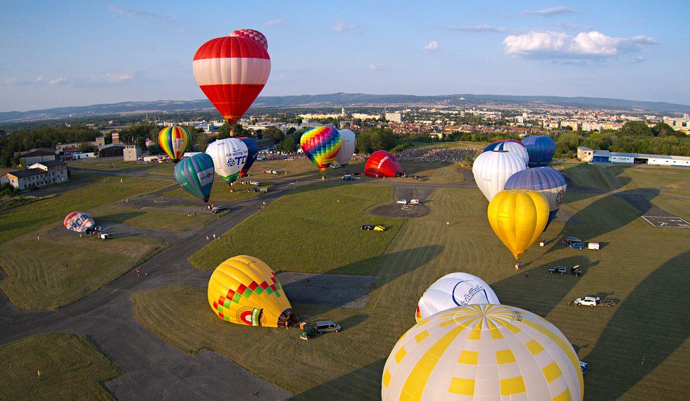 Olomoucký deník | Hromadný start balonů na olomouckém letišti v Neředíně |  fotogalerie