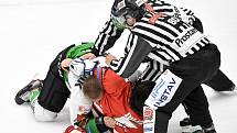 Utkání 1. kola hokejové extraligy: HC Olomouc - BK Mladá Boleslav, 10. září 2021 v Olomouci. Bitka mezi Tomáš Dujsík z Olomouce a Adam Jánošík z Mladé Boleslavi.