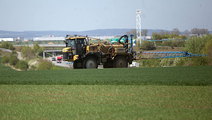 Přesné hnojení ozimé pšenice pomocí GPS nedaleko Olomouce.