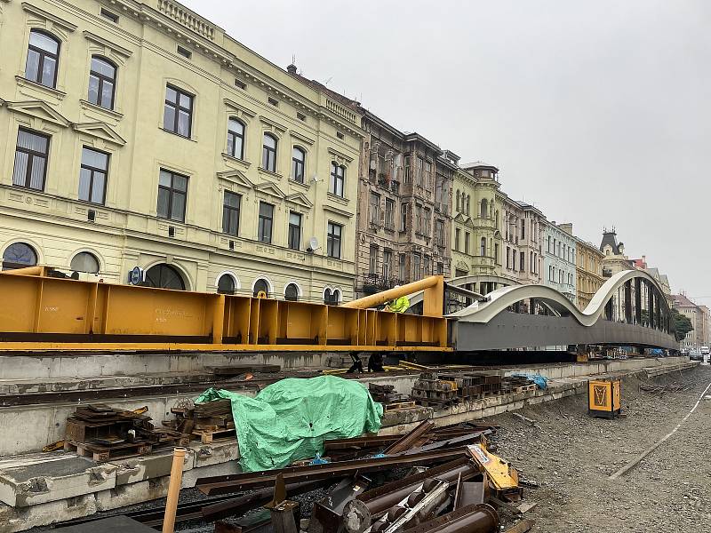 V Masarykově ulici v Olomouci začal přesun druhé poloviny konstrukce mostu, Rejnoka, přes řeku Moravu, 6. října 2021