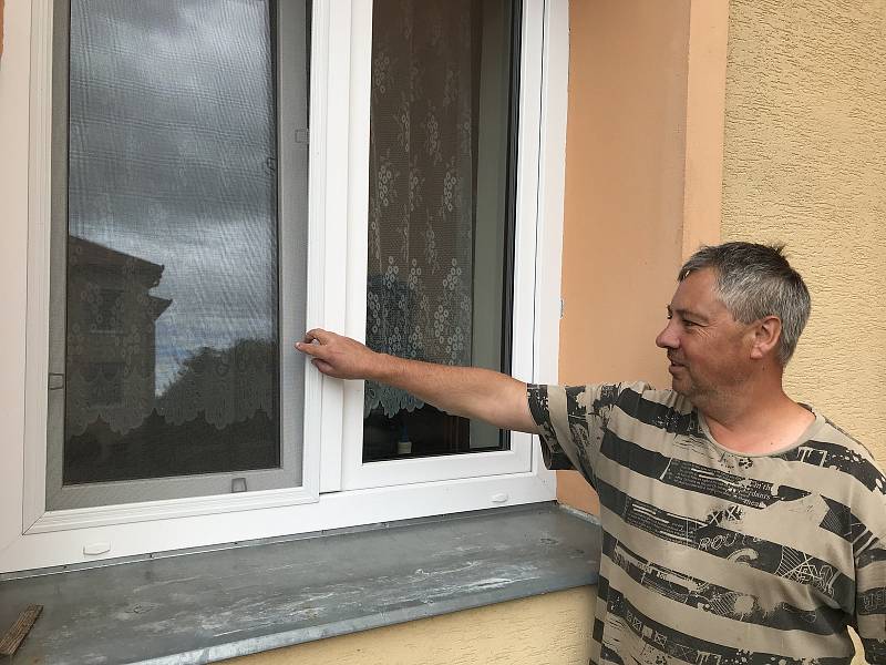 Bez ochranných sítí v oknech a repelentů se obyvatelé Střeně neobejdou. 7.7. 2020