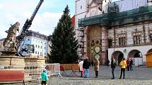 Usazení vánočního stromu na Horním náměstí v Olomouci