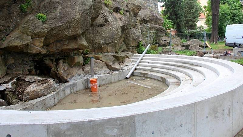 Stavba vodopádu v Bezručových sadech v Olomouci, 15. července 2021. Hotové je jezírko z pohledového betonu a v šachtě se instalují technologie.