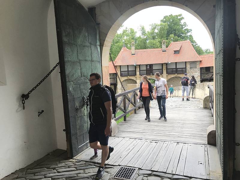 Hrad Bouzov opět dobývají turisté. V rouškách a s rozestupy. (6.června 2020)