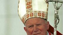 Papež Jan Pavel II. při kanonizaci Jana Sarkandra a Zdislavy z Lemberka na letišti v Olomouci-Neředíně