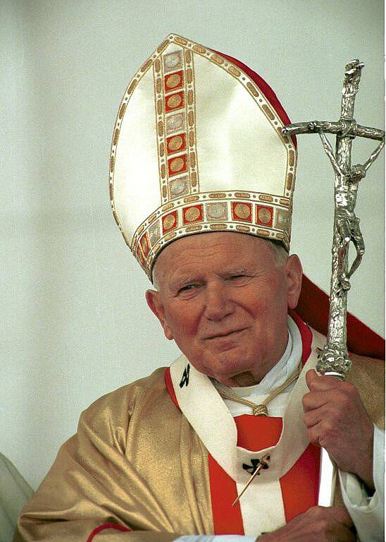 Papež Jan Pavel II. při kanonizaci Jana Sarkandra a Zdislavy z Lemberka na letišti v Olomouci-Neředíně