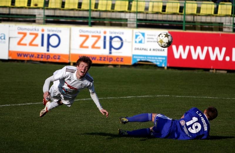 Fotbalisté Holice (v bílém) proti Prostějovu - Jan Tögel