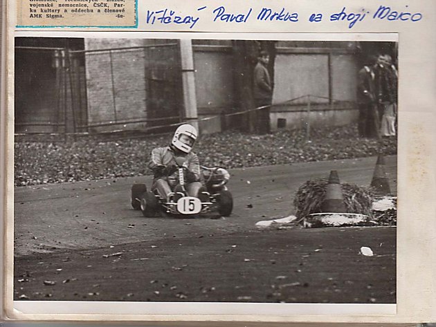 První závod motokár na Spartakiádním stadionu v Olomouci v roce 1973. První vítěz Pavel Mrkva