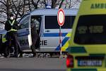 Policisté střeží vjezd do uzavřené Litovle - 16. března 2020