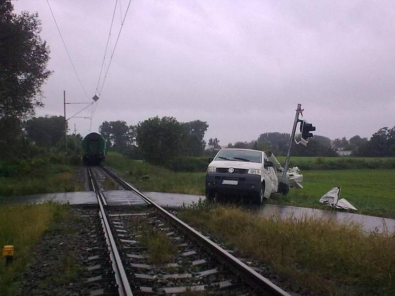 Nehoda vlaku ve směru z Olomouce do Prostějova s dodávkou v Rybářské ulici v Olomouci skončila lehkým zraněním spolujezdkyně.  