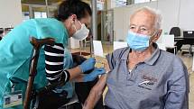 Očkování seniorů 80+ proti onemocnění Covid-19. Ilustrační foto