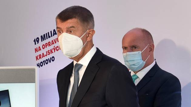 Zamaskovaný Babiš zahájil v Olomouci volební kampaň ANO - Olomoucký deník