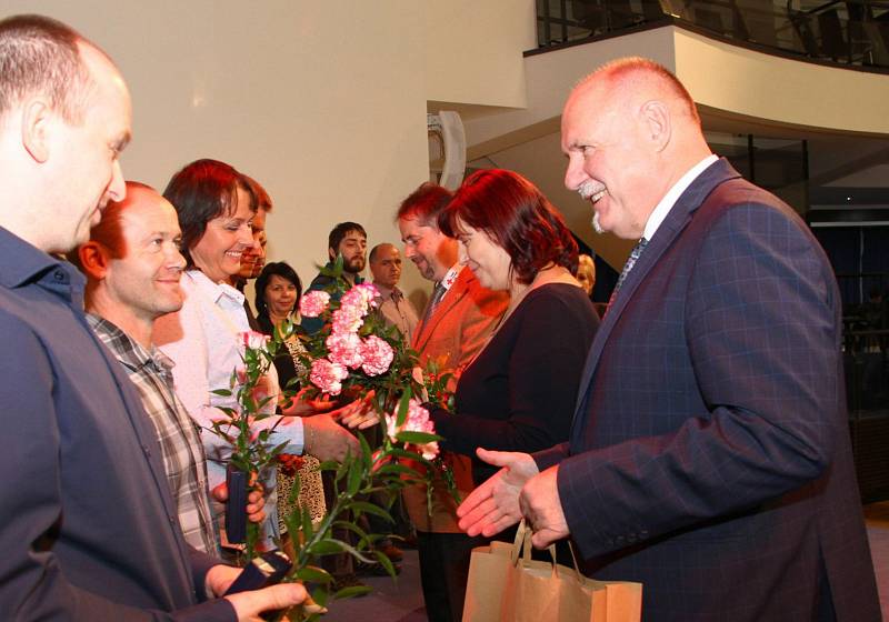 Dvaceti odběrů krve letos na Olomoucku dosáhly téměř tři stovky dárců. Stříbrnou medaili profesora Janského v úterý osobně převzala zhruba polovina z nich. Na snímku hejtman Olomouckého kraje Ladislav Okleštěk předává ocenění dárcům.