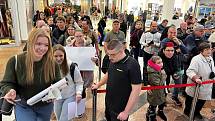 Na autogramiádu skupiny Kabát v Olomouci dorazily v pátek odpoledne davy fanoušků. Den před sobotním koncertem ji zorganizovaly hypermarket Globus a OC CITY Olomouc, 18. listopadu 2022