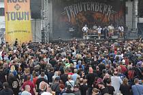 Olomouc zažila v sobotu odpoledne pořádný rockový nářez. Mezi skupinami, které zahrály na akci Rock in Olomouc na Korunní pevnůstce, byla i "těžkotonážní tanzmetalová formace ze Šumavy" Trautenberk.