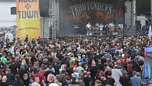 Olomouc zažila v sobotu odpoledne pořádný rockový nářez. Mezi skupinami, které zahrály na akci Rock in Olomouc na Korunní pevnůstce, byla i "těžkotonážní tanzmetalová formace ze Šumavy" Trautenberk.