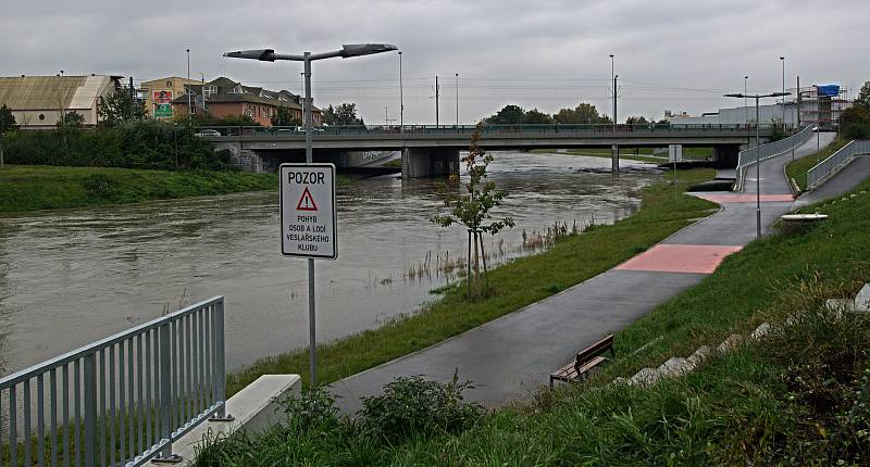 U mostu na třídě Kosmonautů. Řeka Morava na 2. SPA v Olomouci. 16. října 2020