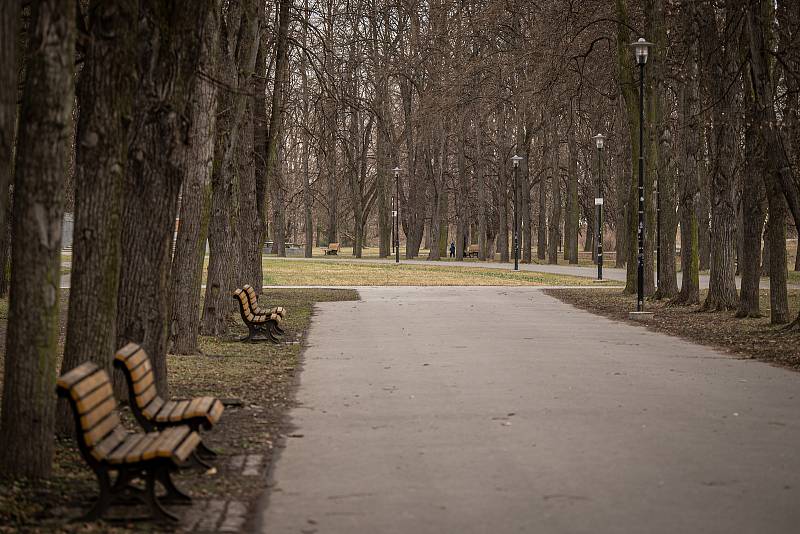 Sobotní dopoledne v Komenského sadech v centru Ostravy, 13. března 2021