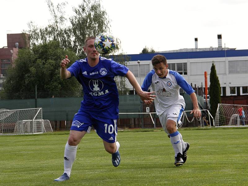 Fotbalisté Sigmy Lutín (v modrém) remizovali s Viktorií Přerov 1:1.