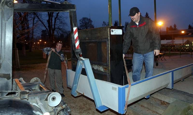 Stěhování veřejného piana z hudebního altánu ve Smetanových sadech v Olomouci na zimní pobyt