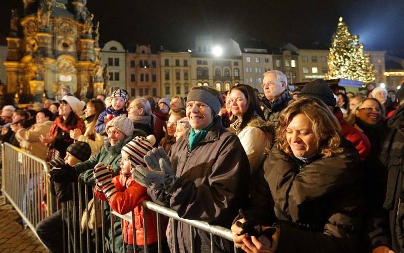 11.12.2013. Česko zpívá koledy na Horním náměstí v Olomouci