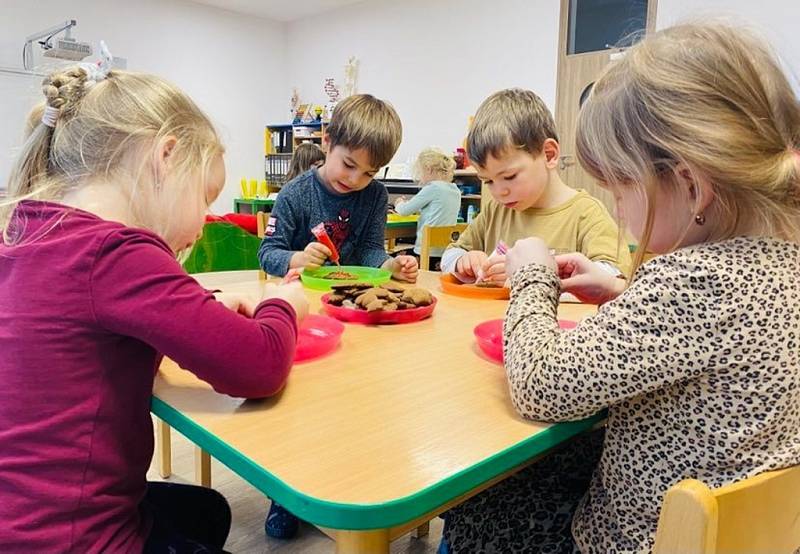 Návštěva Mikuláše a pečení perníčků v Mateřské škole jazykové a umělecké v Olomouci.