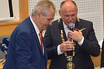 Prezident Zeman přivezl olomouckému hejtmanovi Ladislavu Oklešťkovi, "silnému nekuřákovi", dýmku.