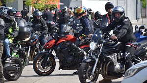 Motorkáři zahájili sezonu společnou vyjížďkou z Otrokovic do Valašského Meziříčí. Doprovodný program na parkovišti před společností Continental Barum v Otrokovicích.