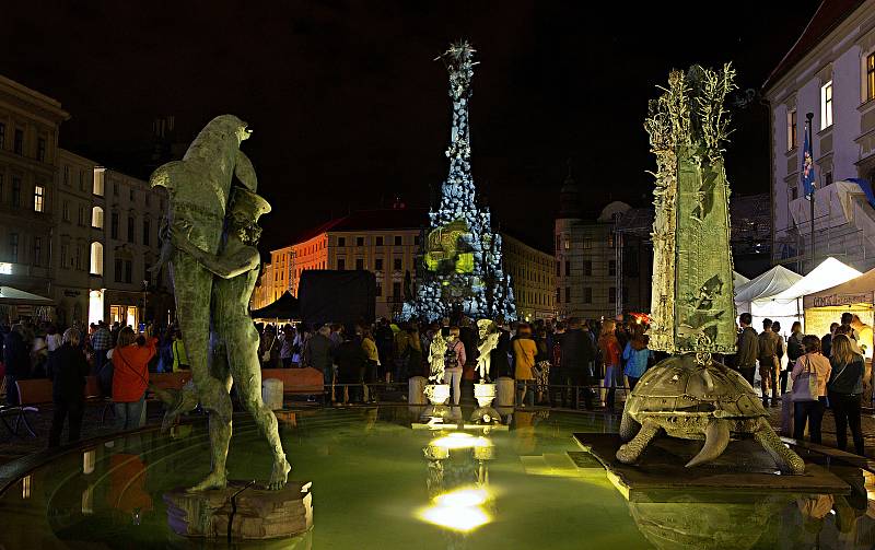 Videomappingová projekce na Sloupu Nejsvětější Trojice v Olomouci k 20. výročí zapsání na seznam UNESCO.
