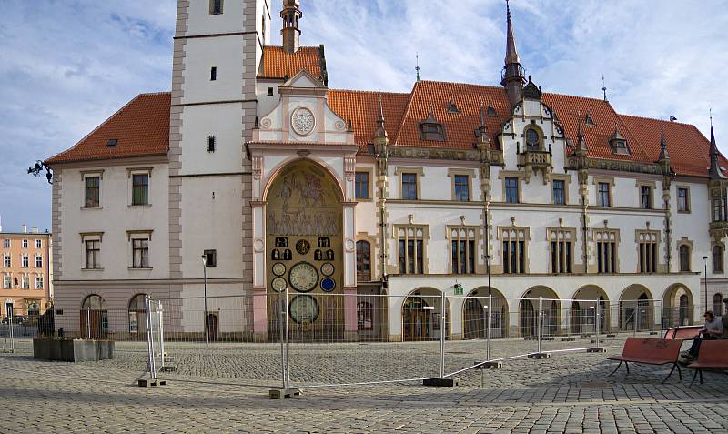 Olomoucký orloj je kvůli opravám radnice za plotem