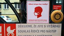 Piktogram na olomouckých tramvajích upozorňující cestující na povinnost  nosit roušku.