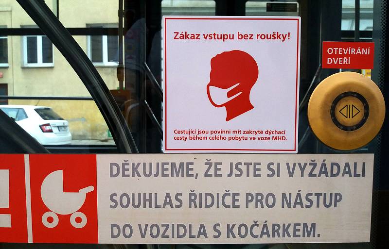 Piktogram na olomouckých tramvajích upozorňující cestující na povinnost  nosit roušku.