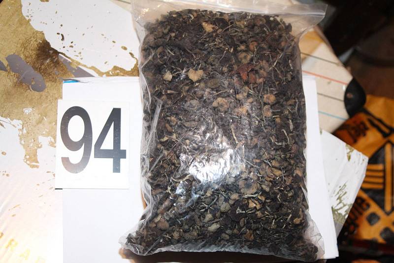 Během prohlídek policie zajistila dvě varny pervitinu, alespoň 70 gramů pervitinu a také sušené rostliny konopí s obsahem THCAutor: