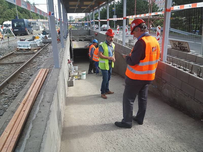 Práce na opravě tramvajové trati v Brněnské ulici v Olomouci. Konec července 2018