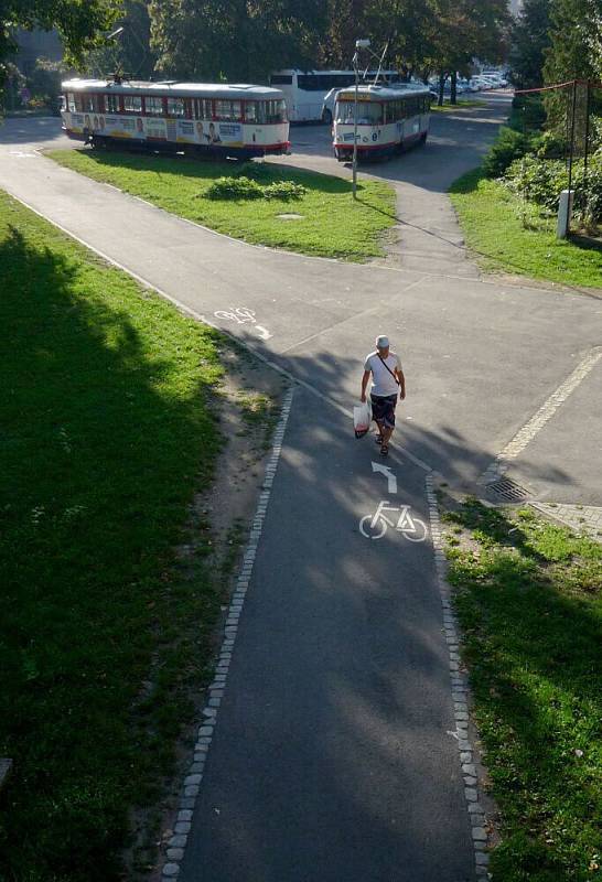 Vysloužilé tramvaje jako volební "stánek" u olomouckého plaveckého stadionu